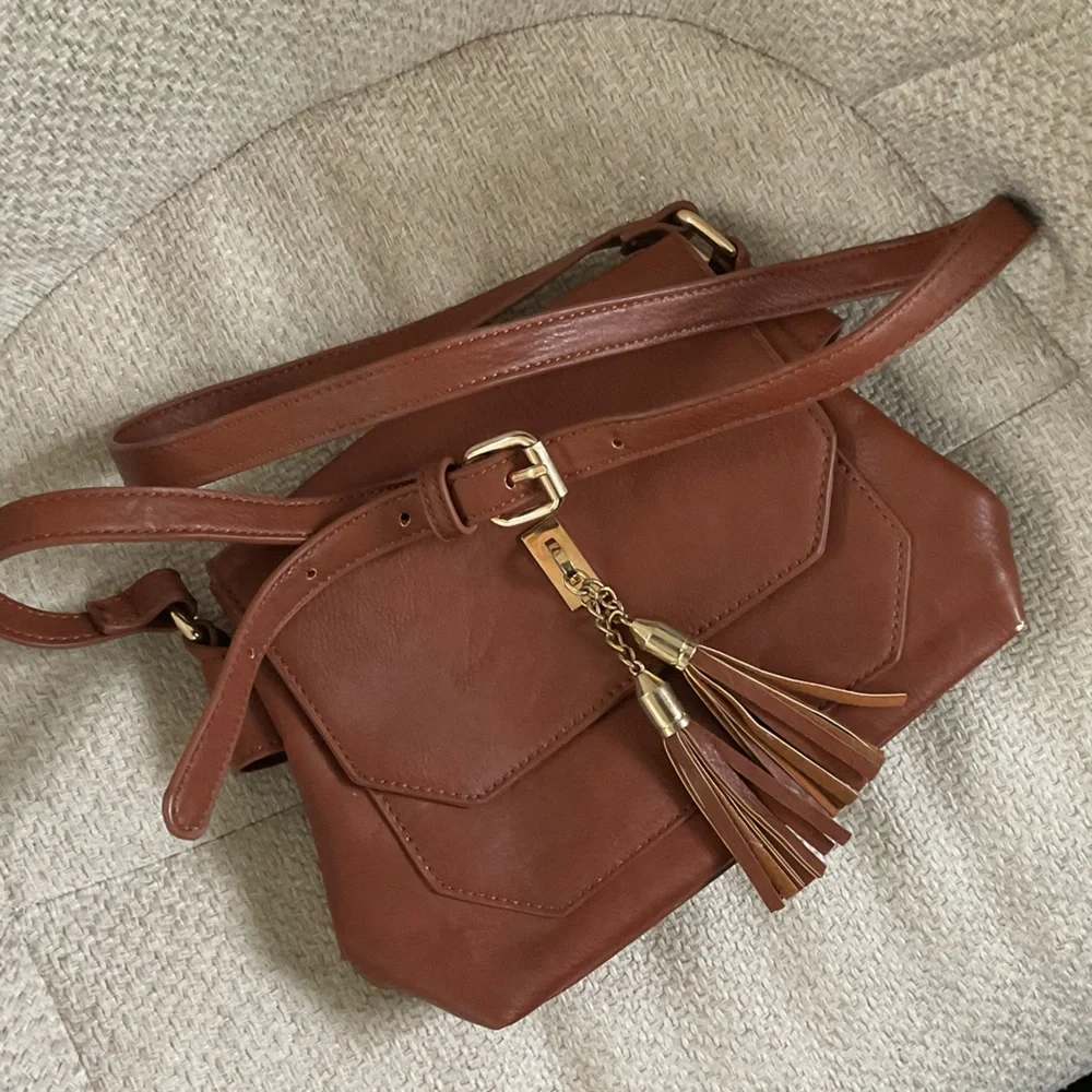 Tan Leather Crossbody Bag Tassel Detail & lots of Pockets - Adjustable Strap 👜 - Picture 3 of 8